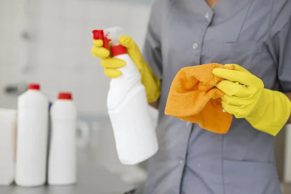 Girl Hotel Worker Cleaning Products Doing Cleaning Bathroom Rag Means — Zdjęcie stockowe