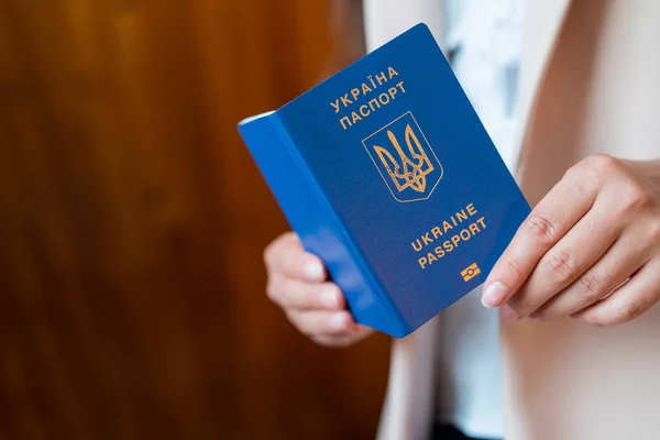 Девушка Держит Руках Паспорт Украины — стоковое фото