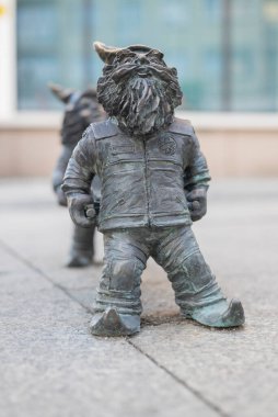 Wroclaw Polonya, 4 Aralık 2020. Eski şehirde küçük bir cüce simgesi.