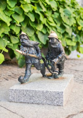 Wroclaw Polonya, 4 Aralık 2020. Eski şehirde küçük bir cüce simgesi.