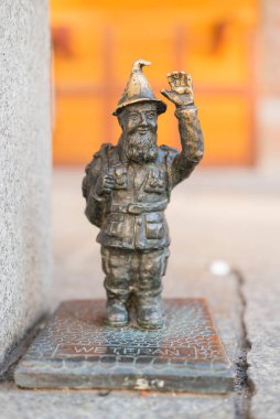 Wroclaw Polonya, 4 Aralık 2020. Eski şehirde küçük bir cüce simgesi.