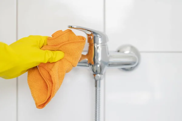 Dziewczyna Gumowych Rękawiczkach Gąbką Sprząta Łazience Pod Prysznicem — Zdjęcie stockowe