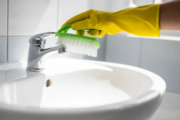 Girl Rubber Gloves Brush Does Cleaning Bathroom Washbasin — Fotografia de Stock