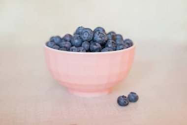 Lezzetli taze yaban mersini kasesi