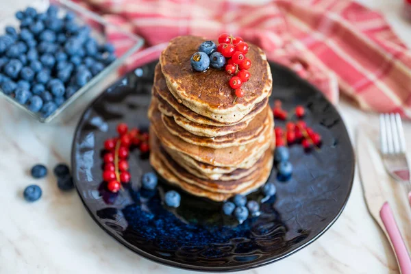 Delicious American Pancakes Maple Syrup Blueberries Strawberries Breakfast — Stock Photo, Image