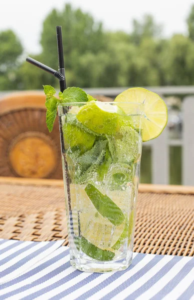 Cold Mojito Cocktail Mint Lime Ice Restaurant Table — 스톡 사진