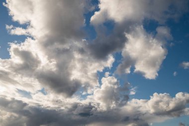 Gökyüzünde güzel beyaz kabarık bulutlar
