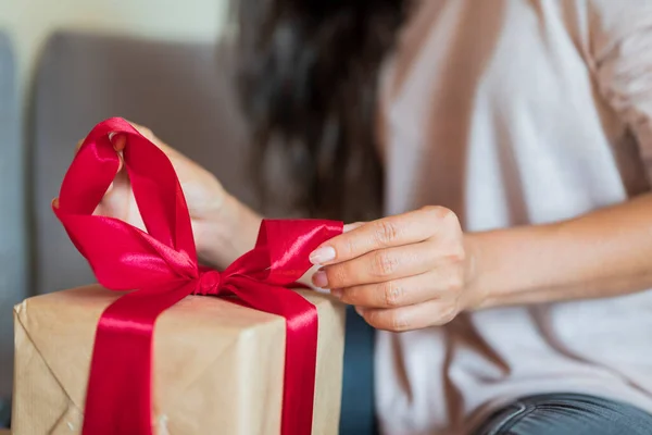 Chica Desata Lazo Una Caja Regalo Sorpresa Para Las Vacaciones — Foto de Stock