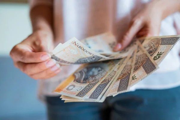 Menina Segura Suas Mãos Notas Dinheiro Zlotys Polonês Moedas Centavos — Fotografia de Stock