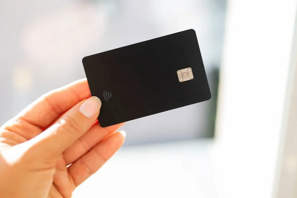Modelo Cartão Crédito Bancário Preto Para Pagamento Sem Contato Mão — Fotografia de Stock