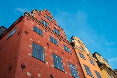 Stockholm 'de renkli evleri olan eski kasabanın merkezindeki ünlü Stortorget Meydanı.