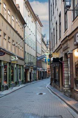 İsveç Stockholm, 7 Mart 2021, Stockholm 'de eski şehir merkezinde eski evleri olan bir sokak.