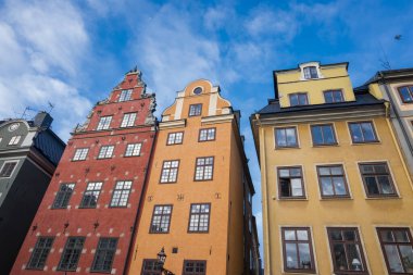 Stockholm 'de renkli evleri olan eski kasabanın merkezindeki ünlü Stortorget Meydanı.