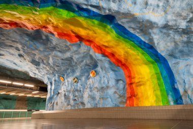 İsveç Stockholm, 07 Mart 2021. Şehir merkezindeki metro istasyonu. Güzel duvarları ve gökkuşağı var.