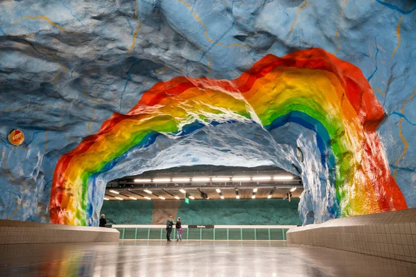 İsveç Stockholm, 07 Mart 2021. Şehir merkezindeki metro istasyonu. Güzel duvarları ve gökkuşağı var.