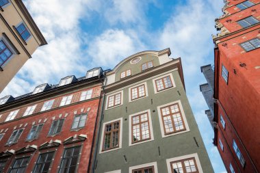 Stockholm 'de renkli evleri olan eski kasabanın merkezindeki ünlü Stortorget Meydanı.
