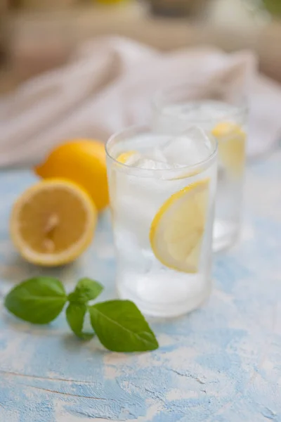 Serinletici buzlu bardak ve su alkollü kokteyl ve fesleğen.