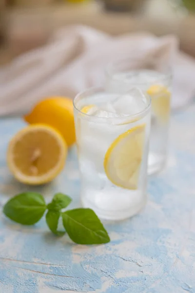 Vidro Com Refrescante Cocktail Gelo Álcool Água Manjericão — Fotografia de Stock