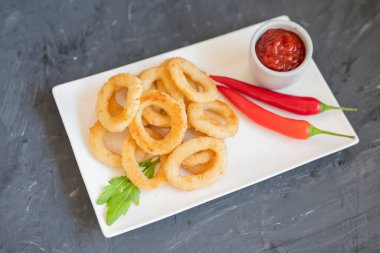 Fast food soslu soğan halkaları. 