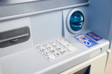 Kredi kartından para çekmek için ATM.