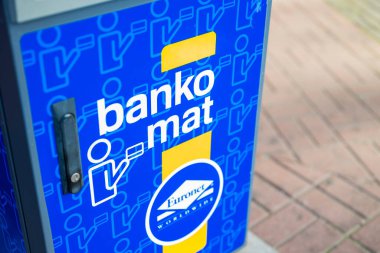Polonya Gdansk, 9 Ekim 2022, Euronet ATM kredi kartından para çekmek için.