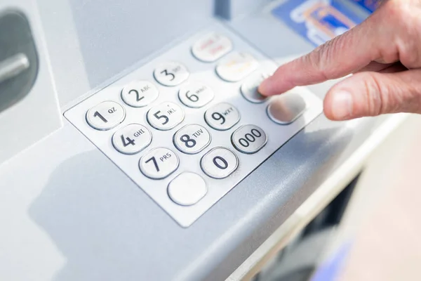 Uma Mulher Introduz Código Pin Caixa Eletrônico Para Retirar Dinheiro — Fotografia de Stock