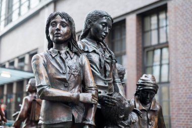 Berlin Almanya - 15 Ekim 2022, şehir merkezindeki metro istasyonu yakınındaki çocukları sınır dışı etme anıtı