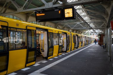 Berlin Almanya - 15 Ekim 2022, metro treni tren istasyonunda sarı vagonlar.