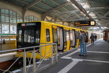 Berlin Almanya - 15 Ekim 2022, metro treni tren istasyonunda sarı vagonlar.