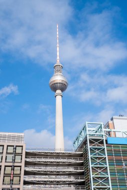 yüksek Berlinli Fernsehturm şehir merkezinde