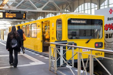 Berlin Almanya - 15 Ekim 2022, metro treni tren istasyonunda sarı vagonlar.