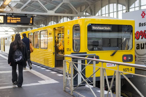 Berlin Almanya - 15 Ekim 2022, metro treni tren istasyonunda sarı vagonlar.