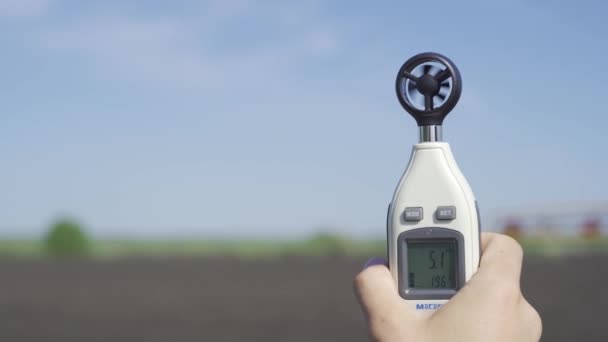 Anemómetro en la mano del hombre, que mide la velocidad del viento — Vídeo de stock