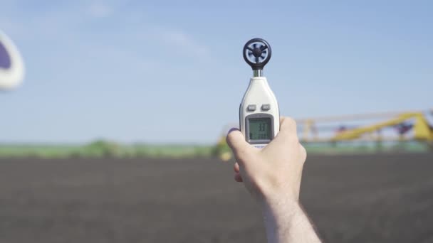 Anemometr v rukou člověka, který měří rychlost větru — Stock video