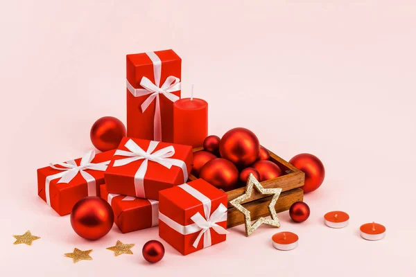 Horizontální Fotografie Novoročních Vánočních Dárků Červeném Papíru Bílými Saténovými Luky — Stock fotografie