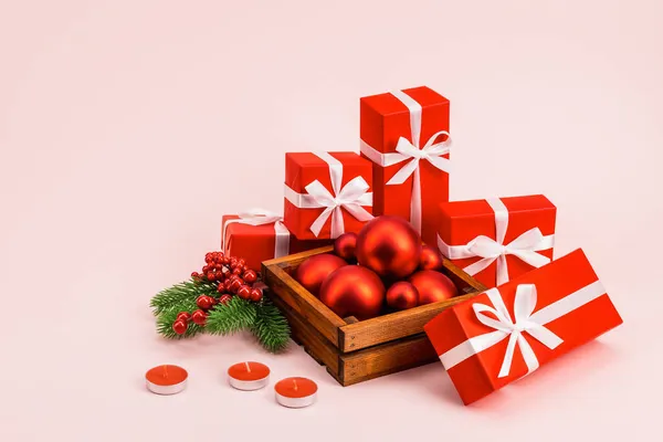 Červené Lesklé Vánoční Míčky Dřevěné Krabici Obklopený Dárky Luky Bílé — Stock fotografie