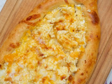 Ajarian 'da küçük bir Khachapuri' ye yakın çekim. Ev yemeği, Gürcü yemekleri.