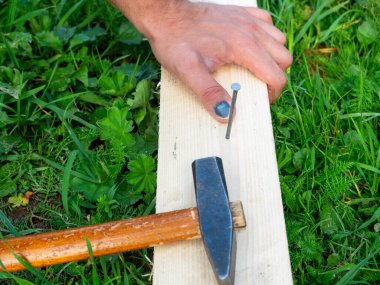 Adam tahtaya çivi çakıyordu ama elinin parmağına vuruyordu. Hematom, yaralanma, iş yerinde kaza. Bir sigorta olayı.