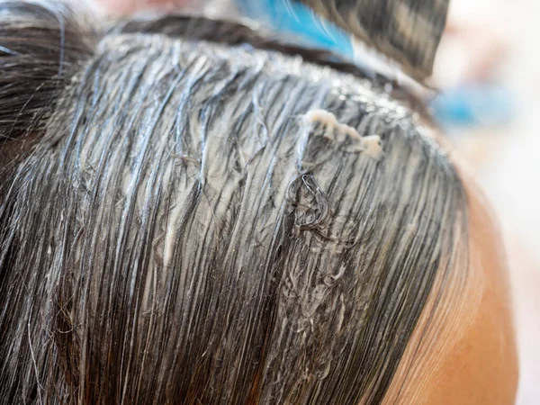 Boyanın Sürüldüğü Saçın Yakın Çekimi Saç Boyası Seçici Odak — Stok fotoğraf