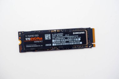 1.05.2021 Rusya, Moskova. SSD sabit diski NVMe 256GB Samsung EVO 970 Plus beyaz arka planda izole edildi. M2 arayüzü olan sabit disk. Üst manzara, düz uzanma