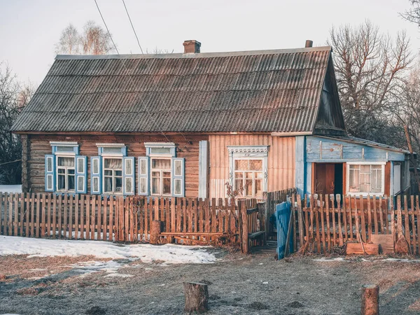 Одинокий Старый Дом Деревне Голубыми Ставнями Окнах Ранней Весной Пробуждение — стоковое фото