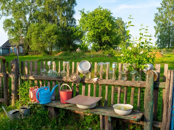 Nahaufnahme Eines Alten Holzzaunes Dorf Dem Glasgefäße Hängen Und Trocknen — Stockfoto