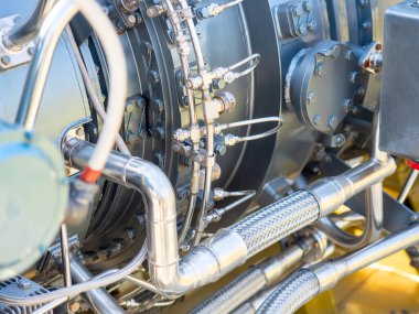 Gemi için yeni motora yakın çekim. Bir sürü borusu ve parçası olan mekanizma..