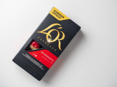 20.10.2021, Moskova, Rusya. Kapsüllere yakın plan kahve L 'OR Espresso Splendente. Nespresso makineleri için kapsüller. Fransa 'dan kahve. Üst manzara, düz uzanma