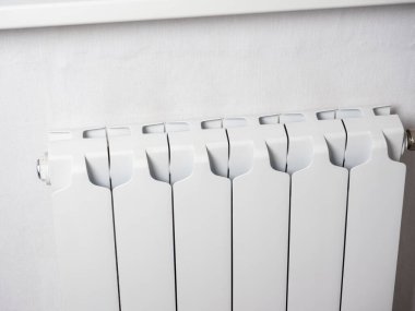 Bimetalik radyatör odanın penceresinin altına yerleştirildi. Isıyı muhafaza eden ve para biriktirmenizi sağlayan merkezi ısıtma odaları için modern çözümler