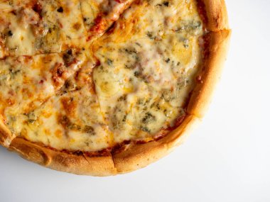 Beyaz arka planda dört peynirli hazır İtalyan pizzasının yakın çekimi. Üst manzara, düz yatış. Lezzetli ve yüksek kalorili yemek..