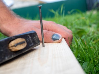 Adam tahtaya çivi çakıyordu ama elinin parmağına vuruyordu. Hematom, yaralanma, iş yerinde kaza. Bir sigorta olayı. Yan görünüm