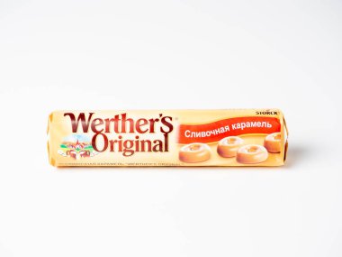 20.10.2021, Moskova, Rusya. Werthers 'in yakın çekimi. Orijinal krema şekerlemeleri beyaz arka planda izole edilmiş. Rusya için ürün, ön manzara, stüdyo çekimi.