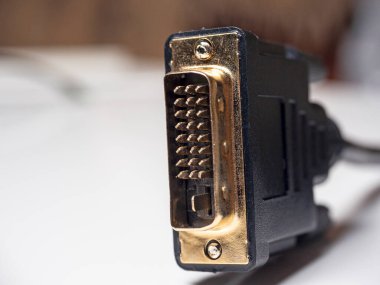 Beyaz arka planda erkek DVI kablo bağlayıcısının yakın çekimi. Çokluortam aygıtlarını bağlamak için kablo