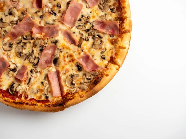 Pizza Close Com Presunto Cogumelos Fundo Branco Prato Tradicional Italiano — Fotografia de Stock